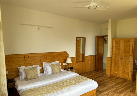 Allyaas by woodland Manali