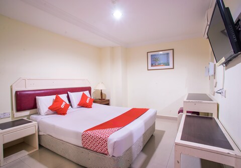 OYO 89580 Carlton Star Hotel