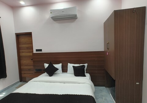 HOTEL SAVITRI PALACE
