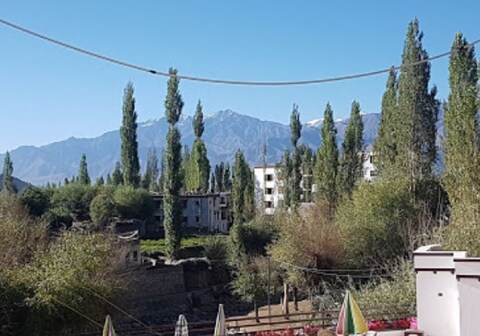 Lharchang Guest house