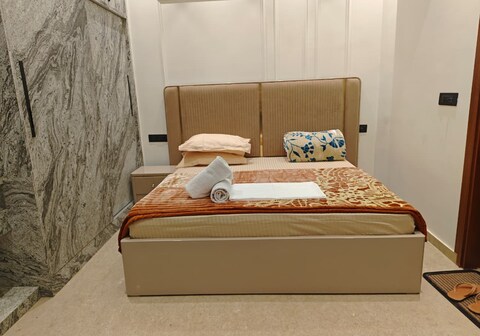 Homlee-Gold-4BHK-Lift-Vasant Kunj-Parking