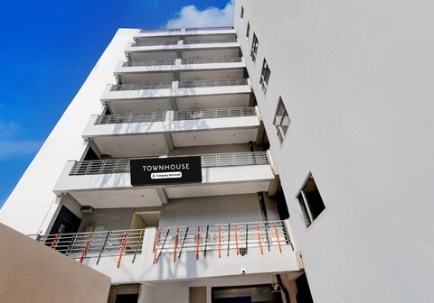 Super Townhouse Sector 18 Udhyog Vihar
