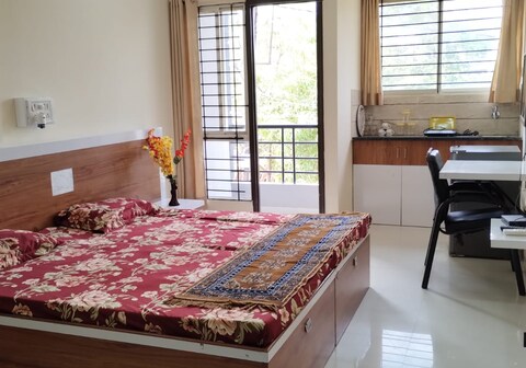 Spacious Independent Studio Flat with a Balcony