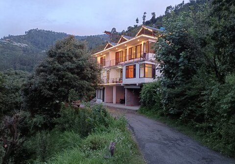 Oak Tree Homestay | Rooms & Kitchen