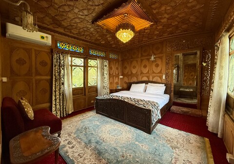 LORD PALACE HOUSEBOAT