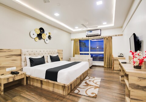 Super Townhouse Oak PTC Indore Junction