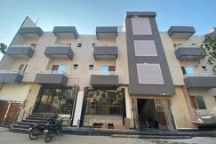 New AC Flat Near ISCKON with Kitchen and Balcony, Vrindavan New AC Flat Near ISCKON with Kitchen and Balcony, Vrindavan