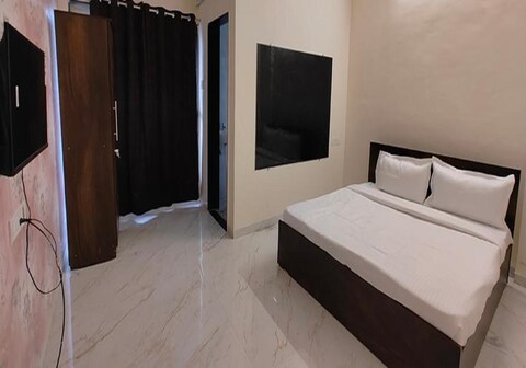 FabHotel Aura Suites