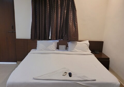 Beautiful 3 BHK Apartment | Rooms & Wi-Fi