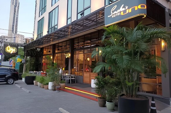 Sacha's Hotel Uno