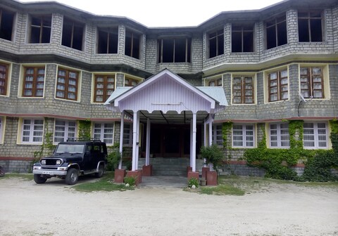 hotel monal regency sangla