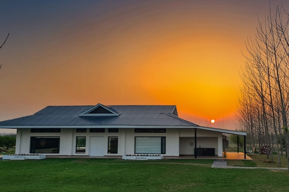 SOLIS NATURALS  RETREAT.