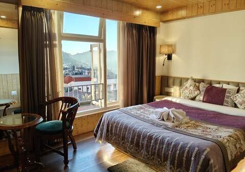 Longitude Club Continental-50 meters from Mall Road