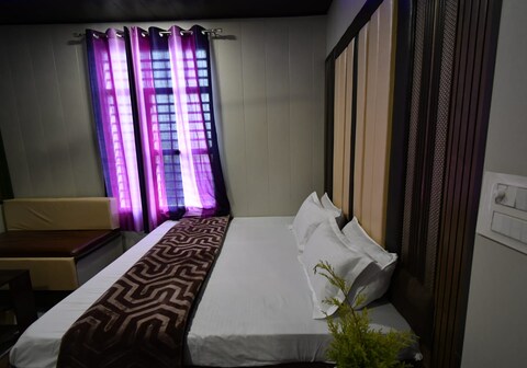Hotel six season