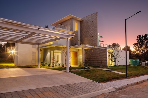 Golf View Home by StayJade | 4BHK Villa with Garden and Projector | Bangalore