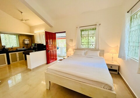 White Studio in the woods, 5 KM from the Calangute beach