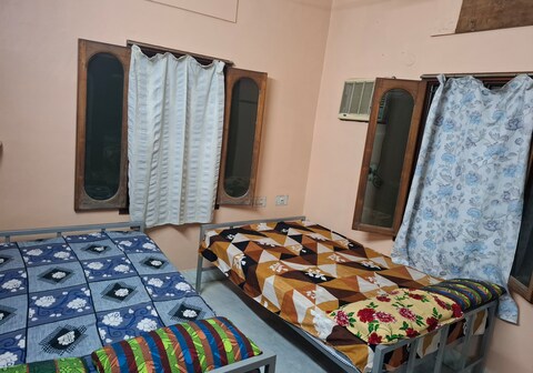 Triple bed room