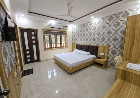 Palm Tree Haven | Rooms & Banquet