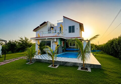 Sky Villa Ujjain with Pool and Jacuzzi Bathtub