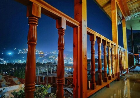 Premium Room in Manali with Mountain Views