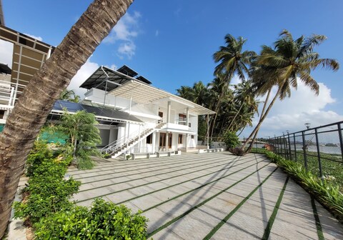 The Lawrences Aqua Stay