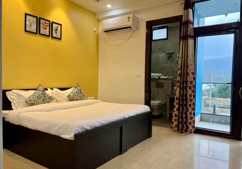 Daisy 3BHK by Wabi Sabi Stays With Private balcony