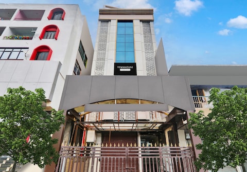 Super Townhouse Kankarbagh Formerly Kunwar Alcajars