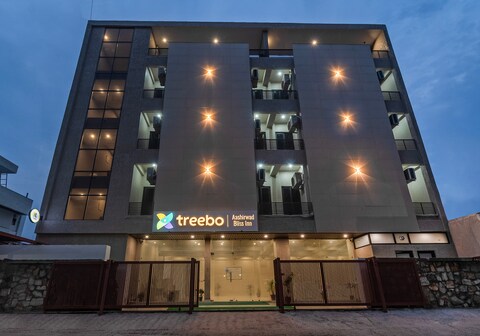 Treebo Aashirwad Bliss Inn With Swimming Pool