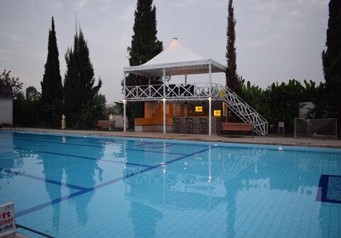 Woods inn Resort (Airport Hotel)