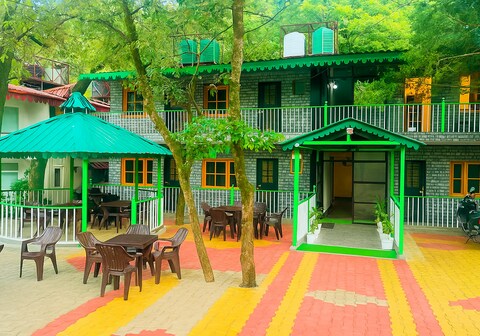 Cedar Woods - A Boutique Resort (In House Parking)