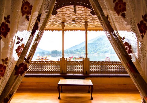 Sikandra Palace Group Of Houseboats