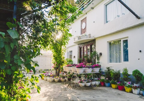 Dojee's - The Floral Boutique Stay by Dal Lake