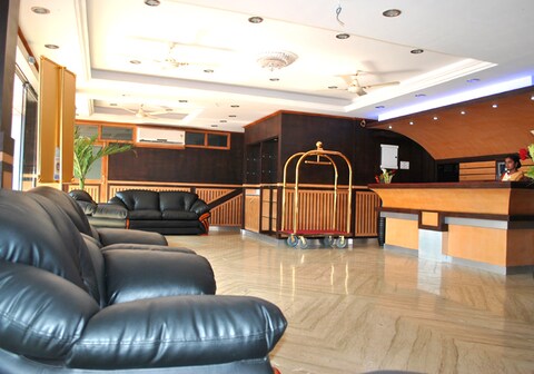 Grasshopper Hotel Grand E Muscat