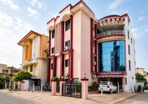 Hotel Aarjee Crescent