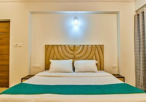 Lovely 2Bhk Luxury Apartment with pool perfect location