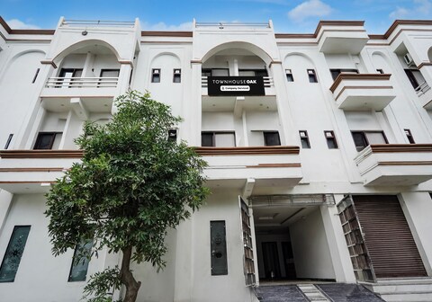 Super Townhouse Oak Char Dham Vrindavan