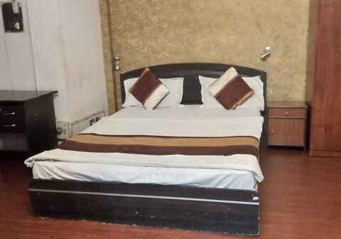 Hotel O Home The Wood Inn Near Gautam Buddha Park