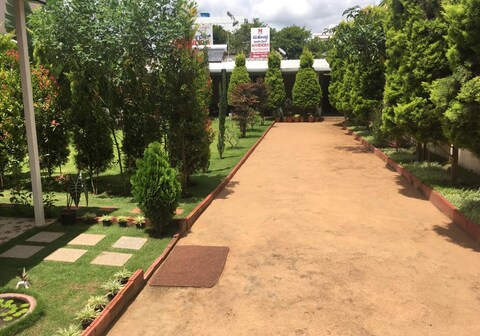 JMs Inn Prime spot holiday home with a garden