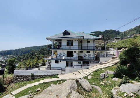 Young Monk Hostel & Cafe Dharamkot