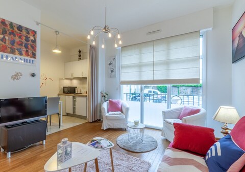 Warm studio 100m from Place Morny and Port