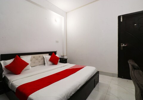 Hotel O Silver Palace Near Dwarka Sector 9 Metro Station