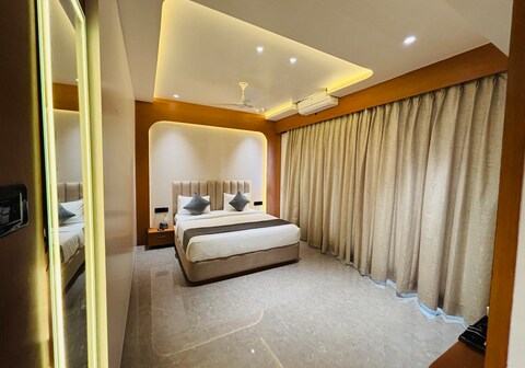 The Royal Retreat Shirdi - ( 100 Meter From Sai Samadhi Temple )