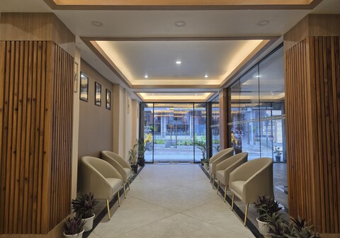 THE PINE CREST HOTEL & LOUNGE