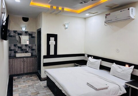 Hotel New Sun N Rock ( 1km from Nakki Lake )