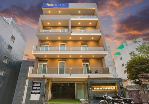 FabHotel Aerosky - Nr. Yashobhoomi Convention Centre