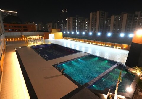 Luxurious suite with swimmingpool @spectrum metro