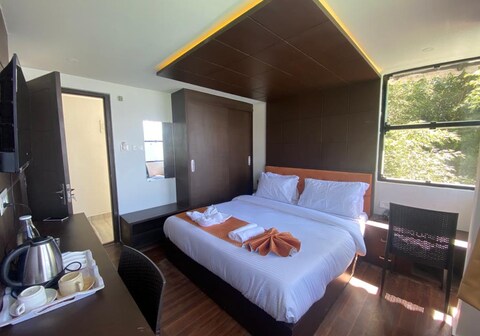 Hotel 9 Atop - 5 mins to MG Marg