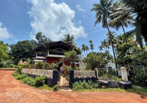Blue Azure 5BR Villa walk to beach in Goa by Homeyhuts