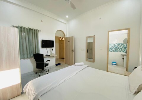 Vista Express - Nearby Railway Station