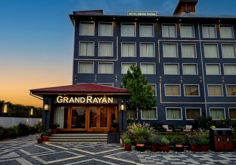 Hotel Grand Rayan (Nearby Railway and Airport)